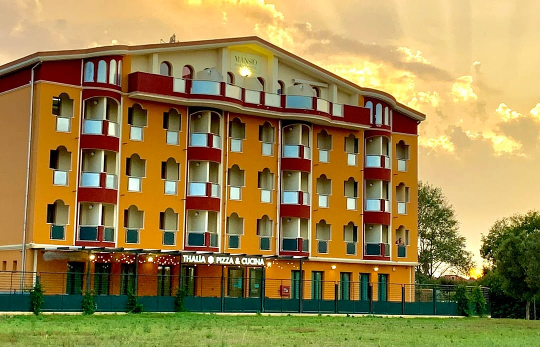 Facciata del Mansio Residence & Hotel a Elmas